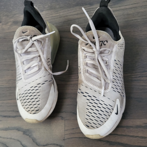 Well Worn Nike Women's Air Max 270 in White and Black - Picture 3 of 5